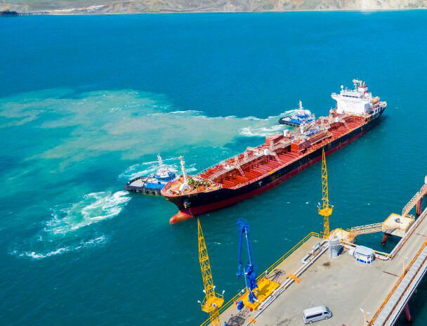 tanker moored to the port using tugs